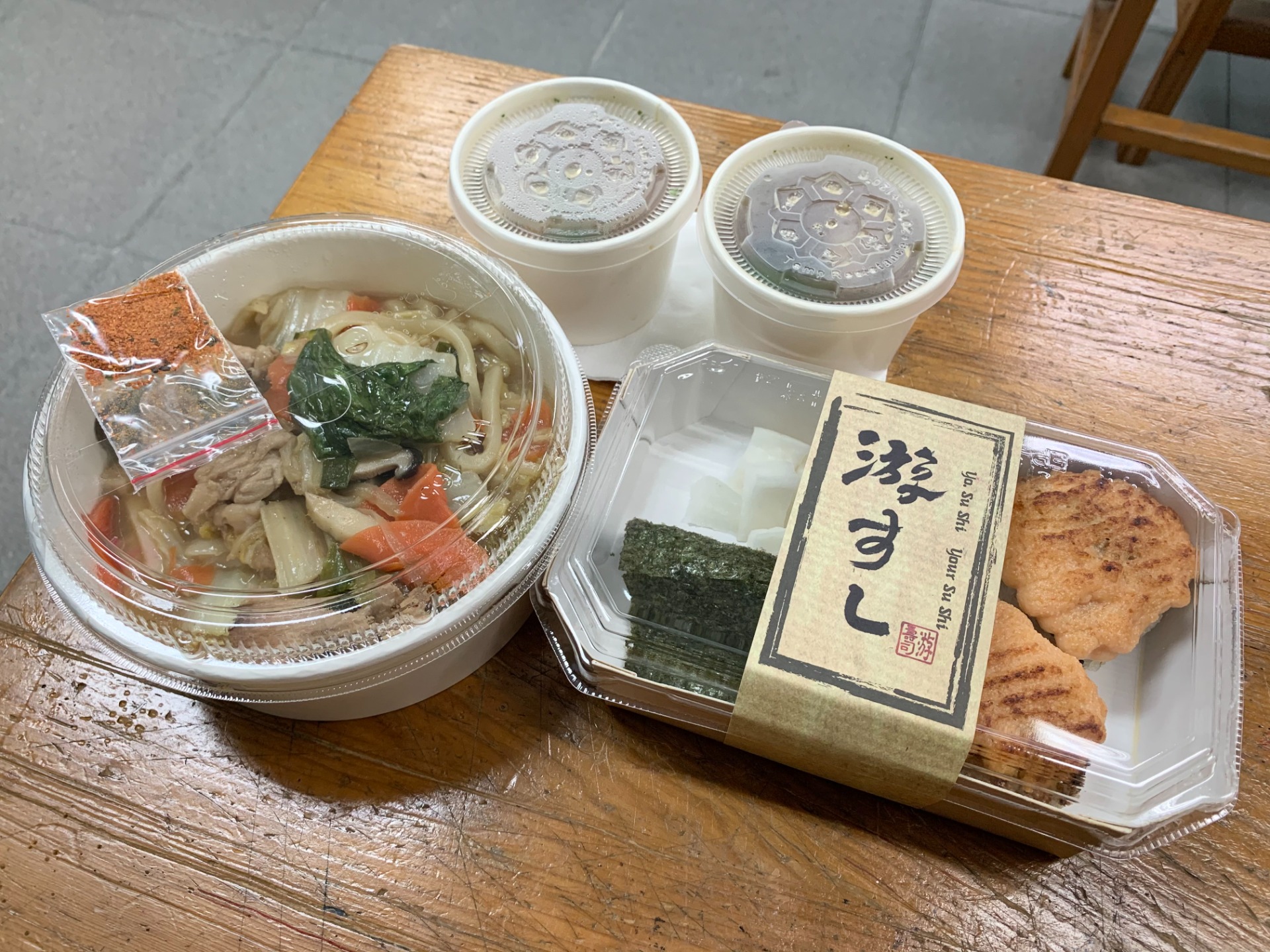游壽司麗水店的炒烏龍麵及明太子烤飯糰